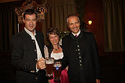 Minister Markus Söder mit Hofbräu Brauereichef Michael Möller und dessen Frau Irmi (©Foto: Martin Schmitz)